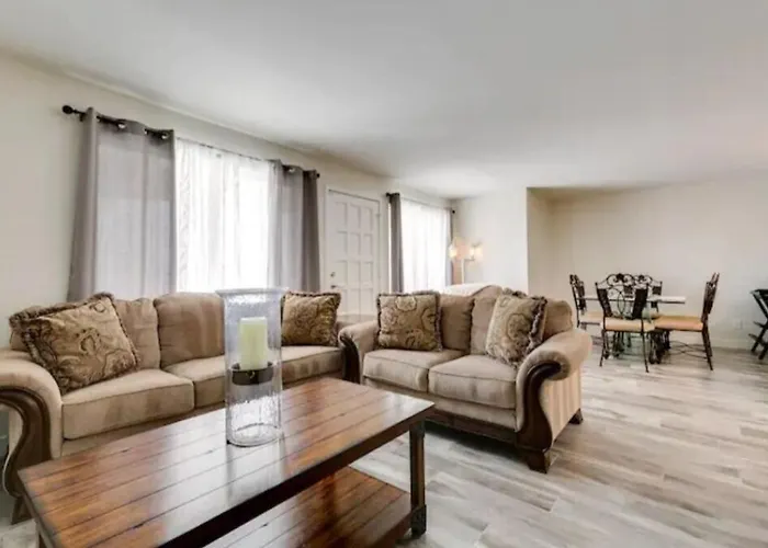 Villa Modern In Old Litchfield