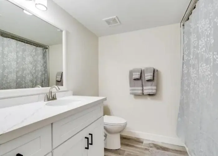 Villa Modern In Old Litchfield *