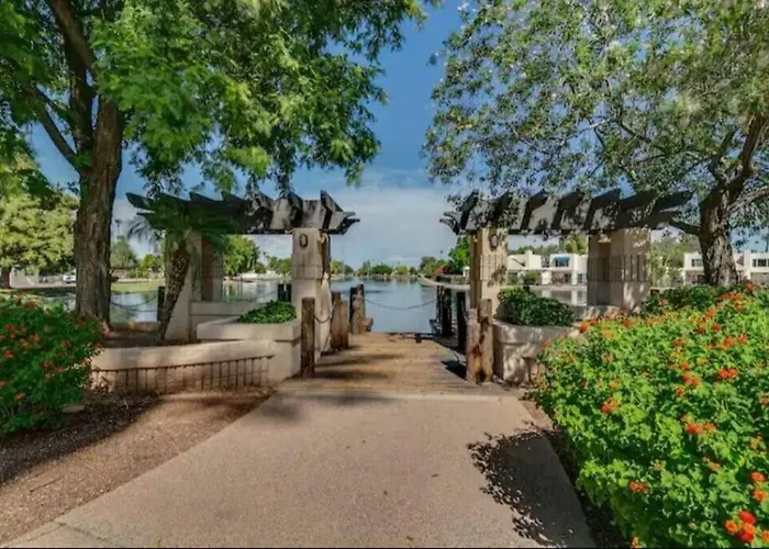 Villa Modern In Old Litchfield *