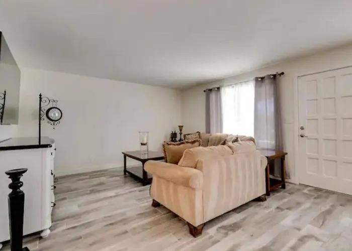 Villa Modern In Old Litchfield