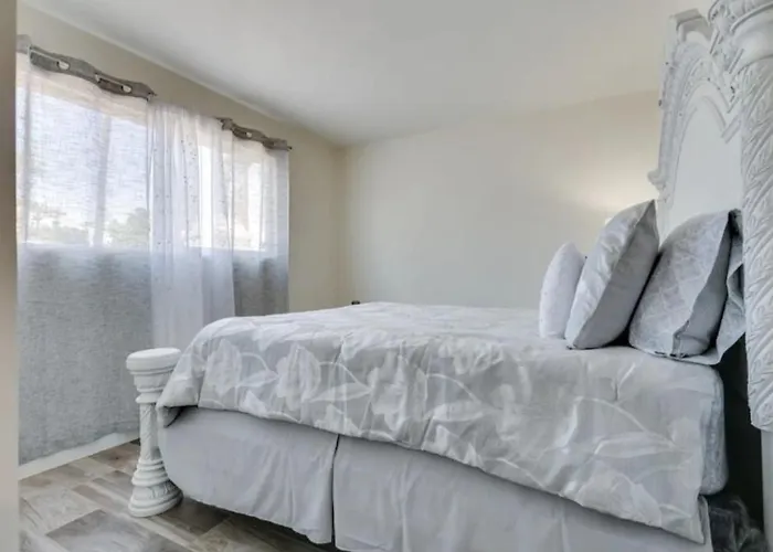 Villa Modern In Old Litchfield *